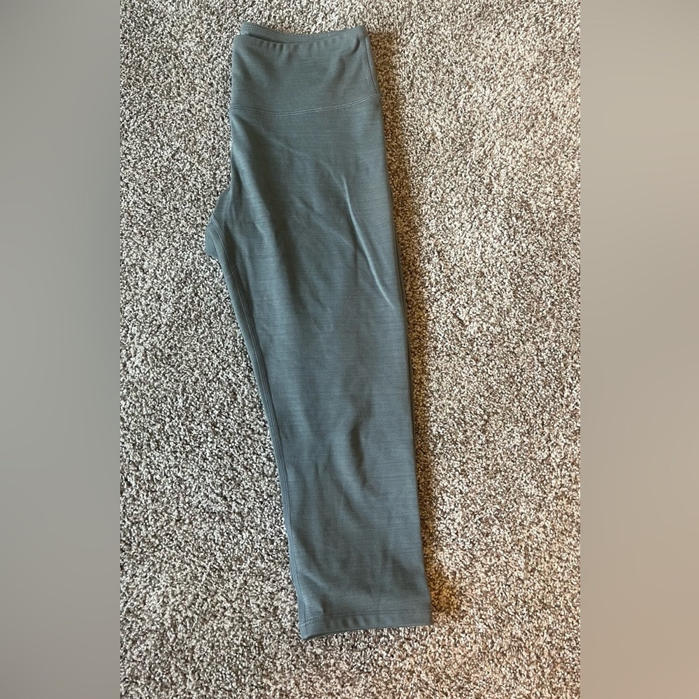 NWOT Korsa Women's Gray Capri Leggings - Picture 2 of 5